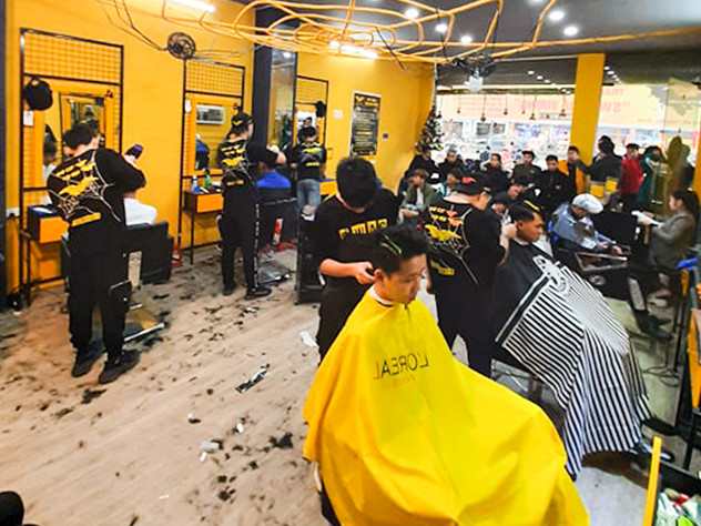 Đội ngũ barber chuyên nghiệp tại Phong BvB 139 Tô Hiệu đang thực hiện tạo kiểu tóc cho khách hàng, thể hiện sự tỉ mỉ và tận tâm
