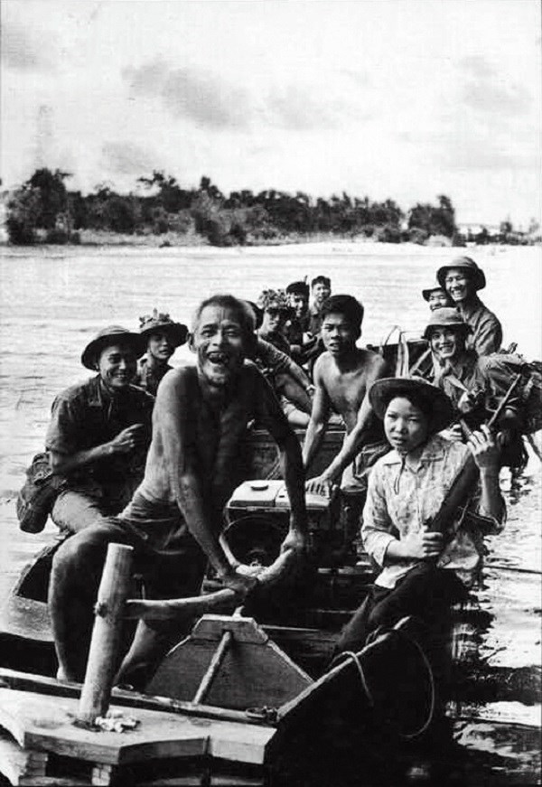 Đội ngũ chuyên viên tại Hớt tóc Xuân Thưởng luôn tận tâm hỗ trợ khách hàng, mang lại trải nghiệm làm đẹp vượt trội.