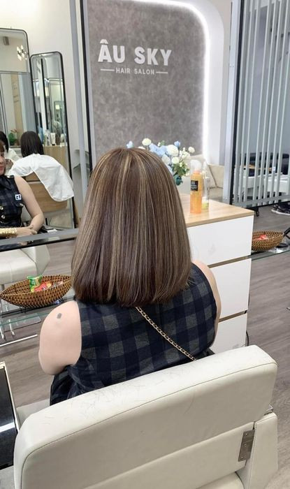Đội ngũ nhân viên tận tâm và chuyên nghiệp tại Salon Âu Sky