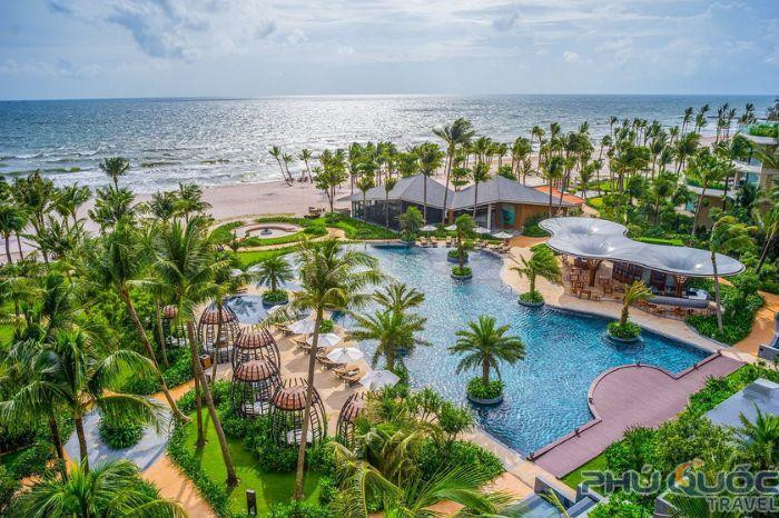 Du khách tận hưởng không gian xanh tại resort Phú Quốc