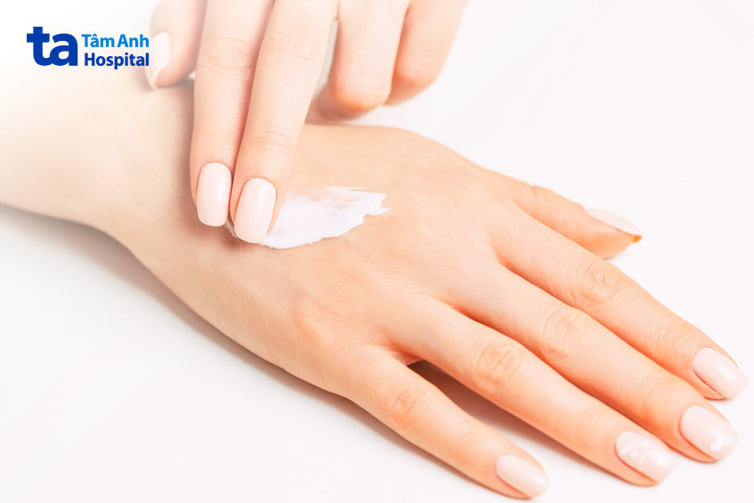 Duy trì thói quen thoa kem chống nắng và dưỡng ẩm hàng ngày cho da khô