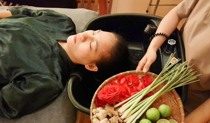 Góc thư giãn với ghế sofa êm ái và cây xanh tạo không khí trong lành tại Mộc Spa