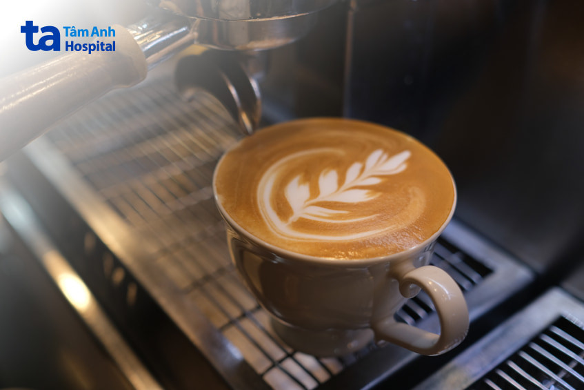 Hạn chế đồ uống chứa caffeine và cồn để tránh da khô ráp, dễ tổn thương