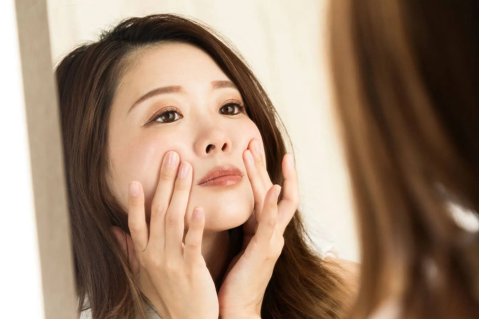 Hình ảnh bàn tay đang thực hiện động tác massage nhẹ nhàng trên khuôn mặt, minh họa kỹ thuật giúp tăng cường lưu thông máu, cải thiện độ đàn hồi và săn chắc, hỗ trợ quá trình dưỡng da mặt chống lão hóa, giảm thiểu nếp nhăn.