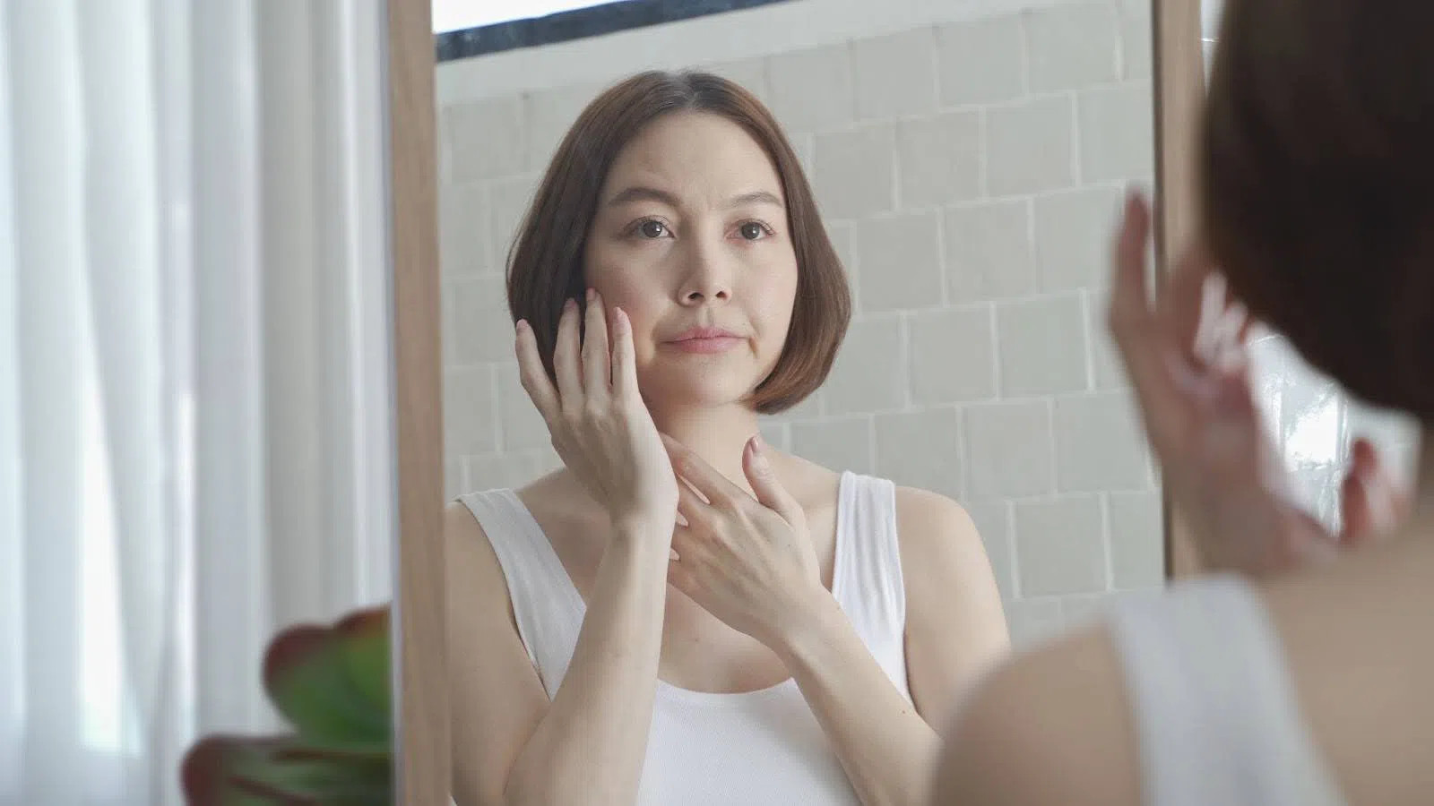 Hình ảnh cận cảnh làn da với các dấu hiệu lão hóa như nếp nhăn và mất độ đàn hồi, minh họa quá trình da suy yếu theo thời gian, nhấn mạnh tầm quan trọng của dưỡng da mặt chống lão hóa.