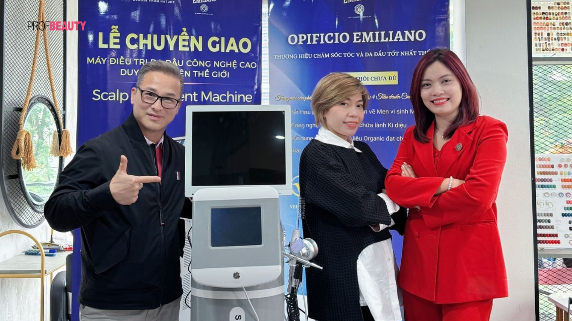 Hình ảnh cận cảnh máy điều trị da đầu công nghệ cao Scalp Treatment Machine tại Tiệm Tóc Mai Lan, biểu tượng cho bước đột phá trong chăm sóc tóc chuyên sâu tại 247 Đ. Lạc Long Quân, Nghĩa Đô, Cầu Giấy, Hà Nội, Việt Nam.