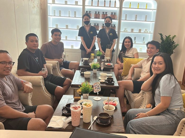 Hình ảnh chuyên viên thực hiện liệu pháp gội đầu dưỡng sinh