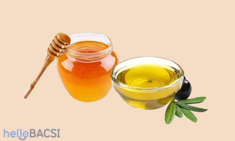 Hỗn hợp dầu ô liu nguyên chất và mật ong sánh mịn, hai thành phần tự nhiên giàu dưỡng chất cho mặt nạ dưỡng ẩm da khô