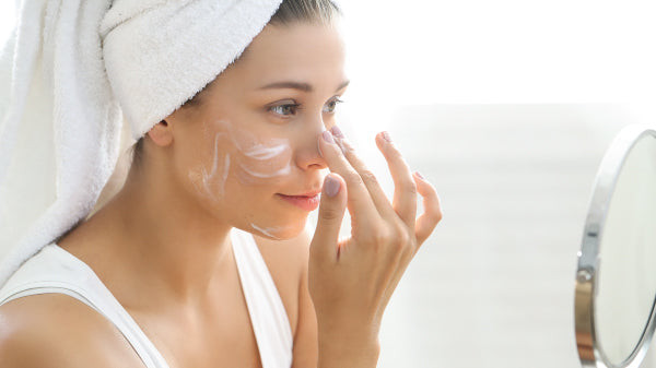 Hướng dẫn chấm và thoa kem trị mụn nhẹ nhàng lên các nốt mụn viêm sưng trên da hỗn hợp