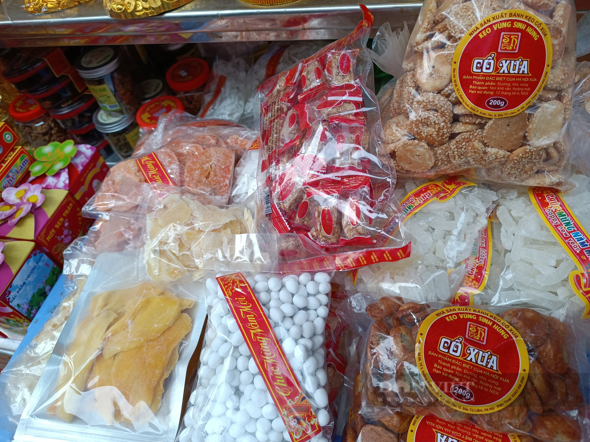 Hương vị truyền thống vẫn được giữ nguyên vẹn, nhưng để phục vụ nhu cầu của khách chủ cửa hàng cũng sáng tạo thêm nhiều mẫu bánh trang trí thủ công, thể hiện sự linh hoạt của các cơ sở ở Xuân Đỉnh.