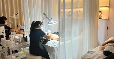Khách hàng đang thư giãn trong liệu trình chăm sóc và cấp ẩm da mặt tại Blum Beauty &amp; Spa, Hà Nội.