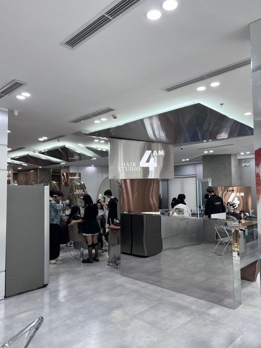 Khách hàng hài lòng với mái tóc uốn sóng lơi tinh tế được thực hiện bởi đội ngũ chuyên gia tại 4AM Hair Studio, địa chỉ 25 Khâm Thiên.