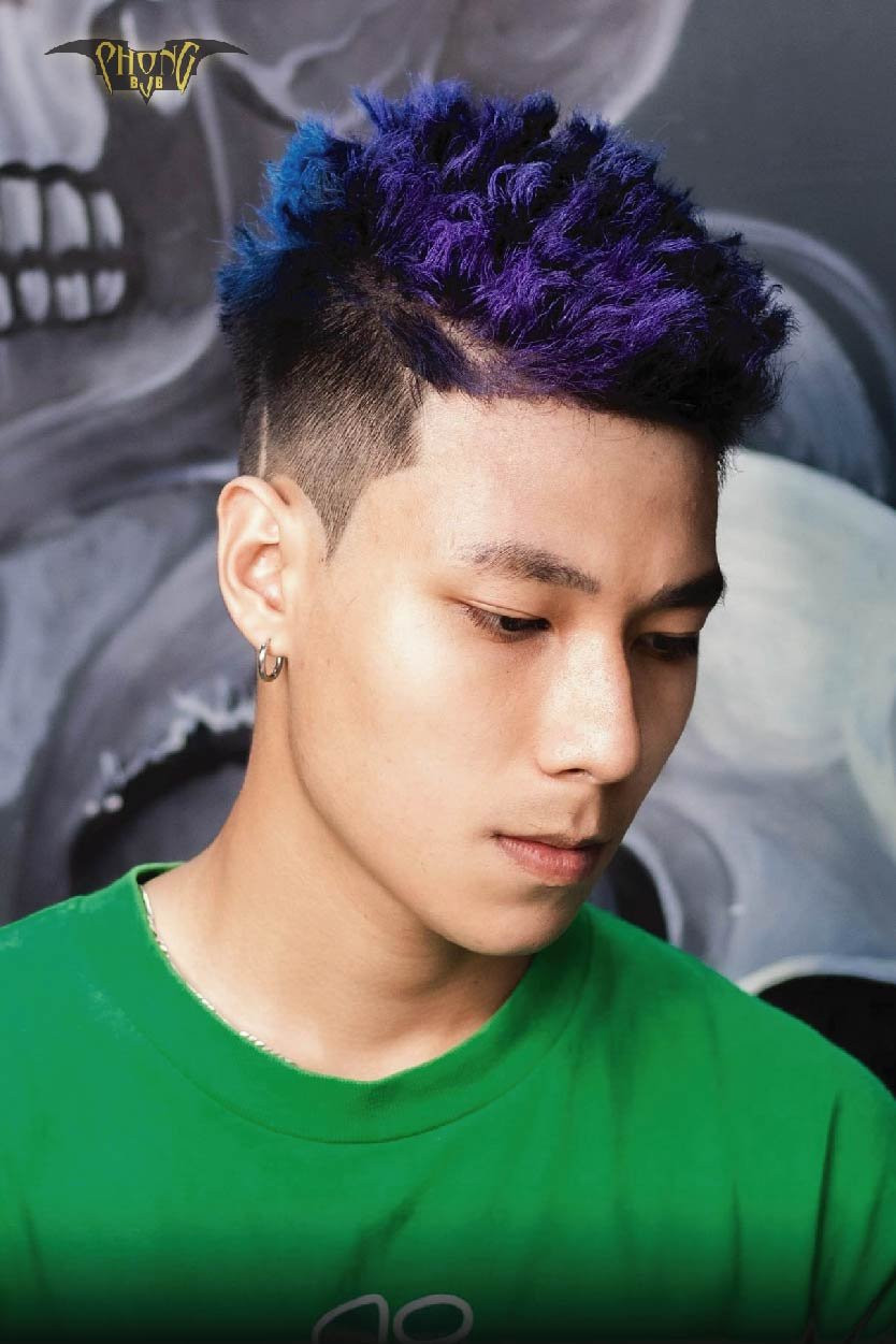 Khách hàng nam đang được cắt tóc và tạo kiểu trong một salon tóc hiện đại, cho thấy sự chỉnh chu và phong cách mới.