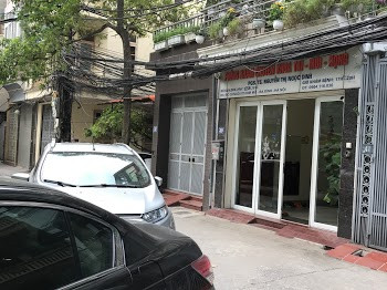 Khách hàng thư giãn khi gội đầu tại L.A hair salon 93 Thụy Khuê