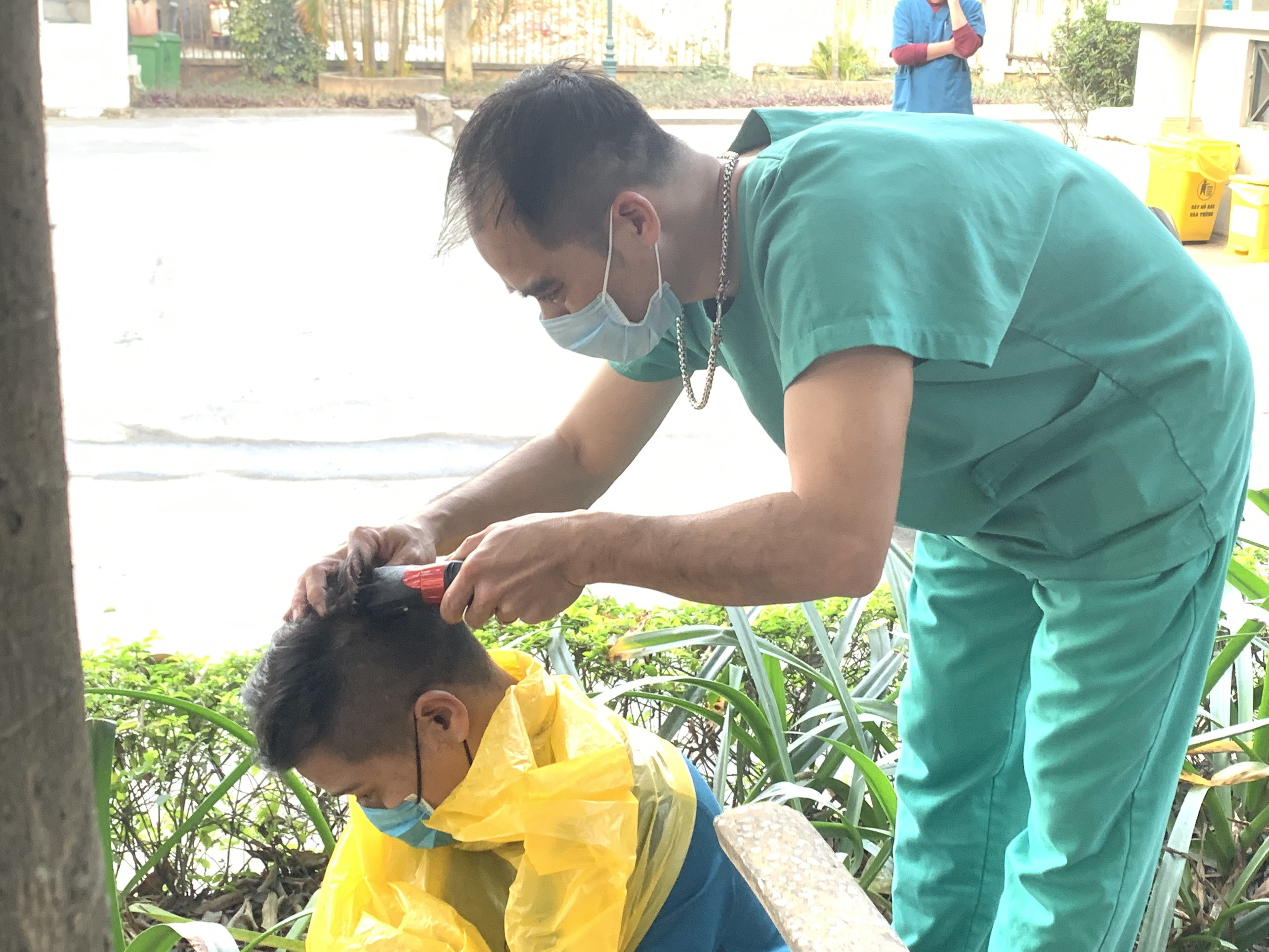 Khách hàng thư giãn trên ghế cắt tóc trong không gian barbershop ấm cúng