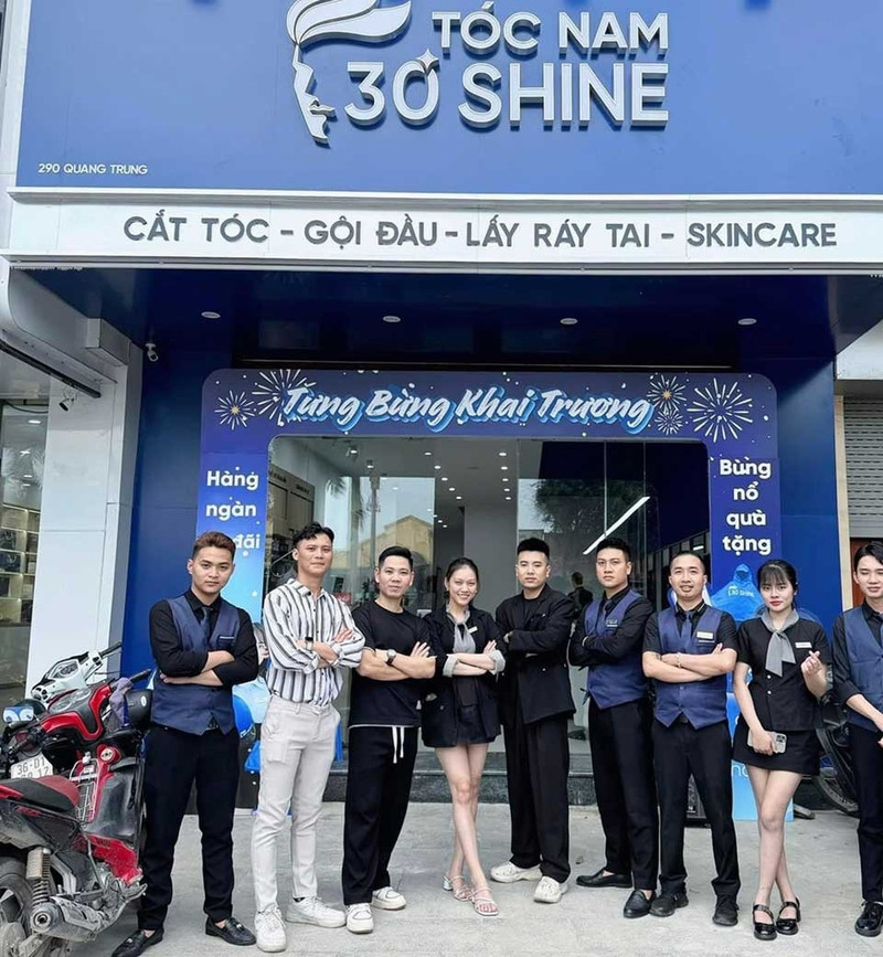 Khách hàng trải nghiệm cắt tóc tại không gian hiện đại của 30Shine 109 Trần Quốc Hoàn