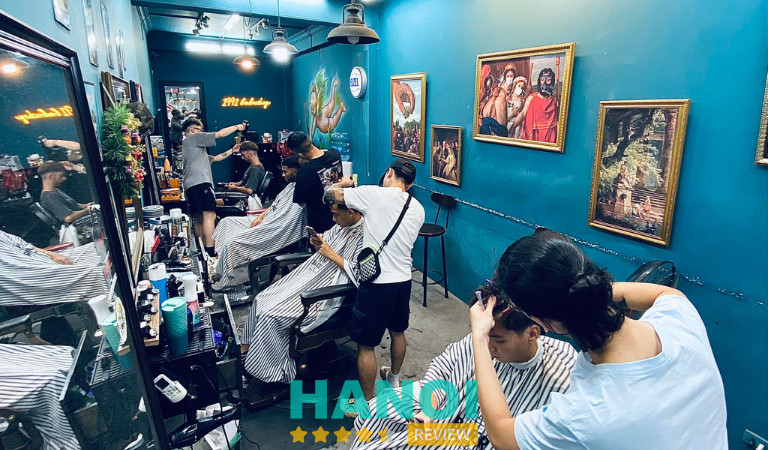 Không gian 1991 Barbershop 76 P. Hàng Bồ với phong cách cổ điển, đèn ấm áp và tranh nghệ thuật độc đáo