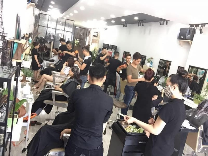 Không gian ấm cúng tại Beo Vĩnh Hoàng Hair Spa với ánh sáng dịu nhẹ và nội thất tinh tế, mang lại trải nghiệm thư giãn tối đa cho khách hàng