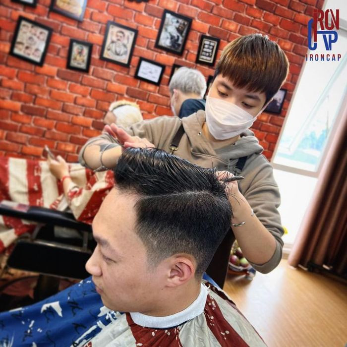Không gian ấm cúng tại Ironcap Barbershop ngõ 29 Cửa Bắc