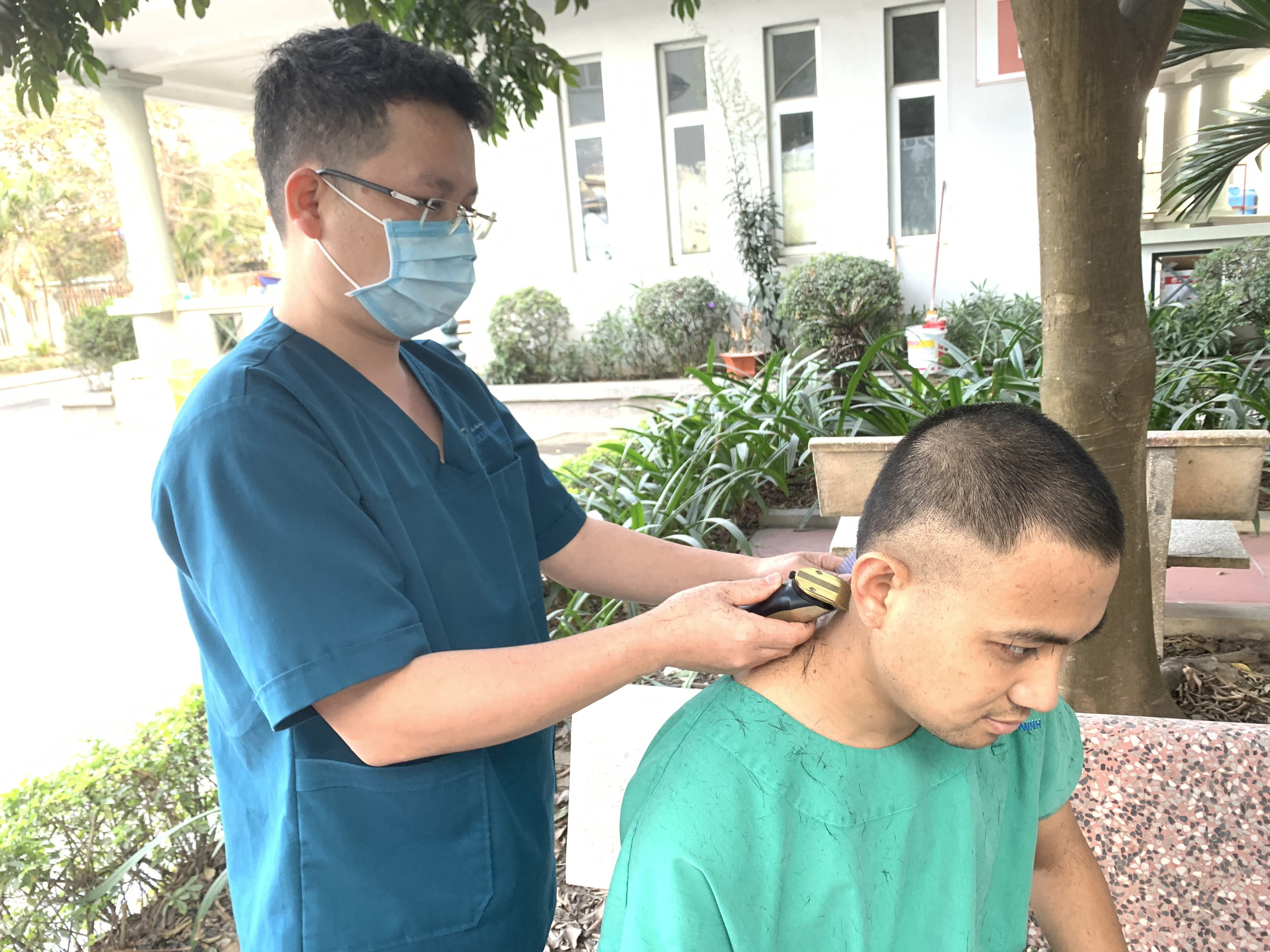 Không gian barber shop chuyên nghiệp với ghế cắt tóc sang trọng, dụng cụ sắp xếp gọn gàng