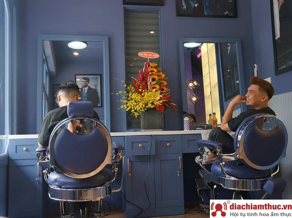 Không gian barber shop cổ điển tại TP.HCM