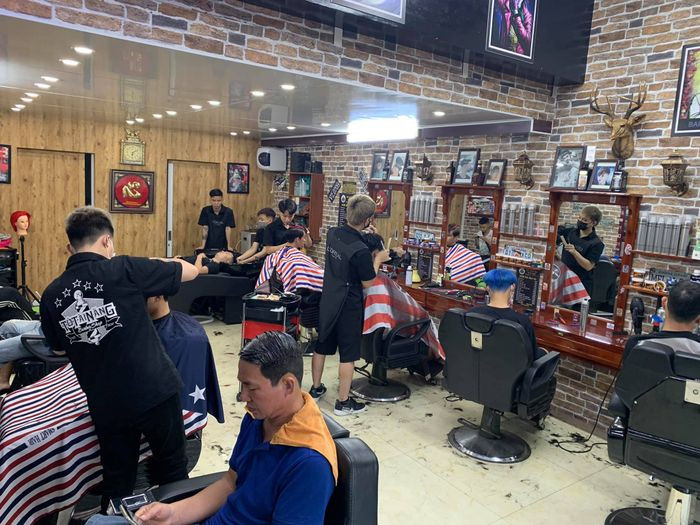Không gian bên trong Tóc Nam Đẹp Tô Tài Năng Barber Shop với phong cách hiện đại, ghế cắt tóc tiện nghi và ánh sáng ấm áp, tạo cảm giác thư giãn cho khách hàng tại 14 An Đà, Lạch Tray, Hải Phòng