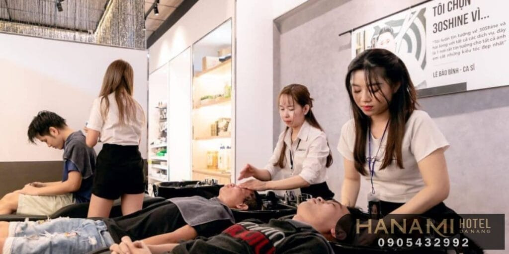 Không gian hiện đại tại Tóc Nam Đẹp Sáng Tạo Barber Shop với ghế cắt tóc chuyên nghiệp và ánh sáng ấm cúng, tạo cảm giác thư giãn cho khách hàng nam giới.
