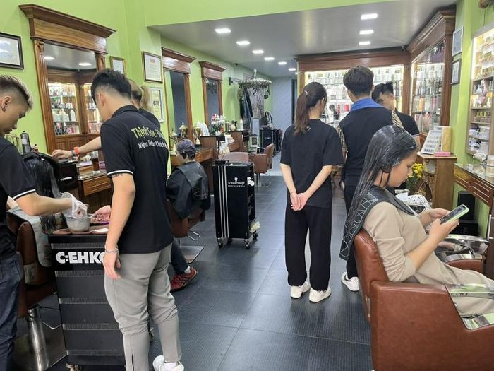 Không gian hiện đại và chuyên nghiệp của Thịnh Tóc Vàng Hair Salon tại Lạch Tray, Hải Phòng
