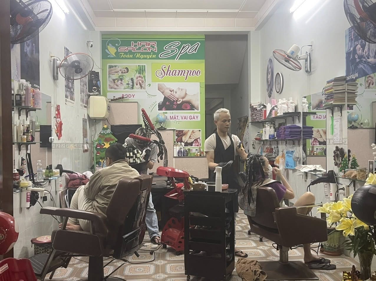 Không gian hiện đại và dịch vụ cắt tóc chuyên nghiệp tại Hair Salon & Spa Toàn Nguyễn