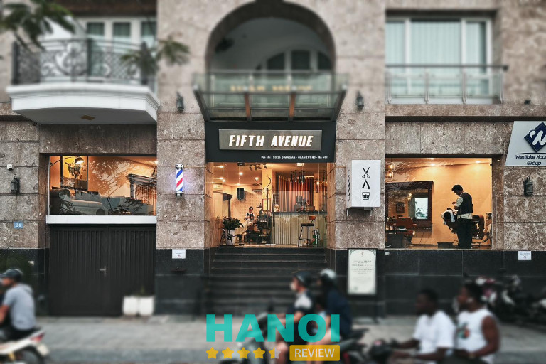 Không gian hiện đại và sang trọng của 5th Avenue Barbershop tại Quảng An, Tây Hồ, với ghế cắt tóc cao cấp và khu vực chờ tiện nghi.