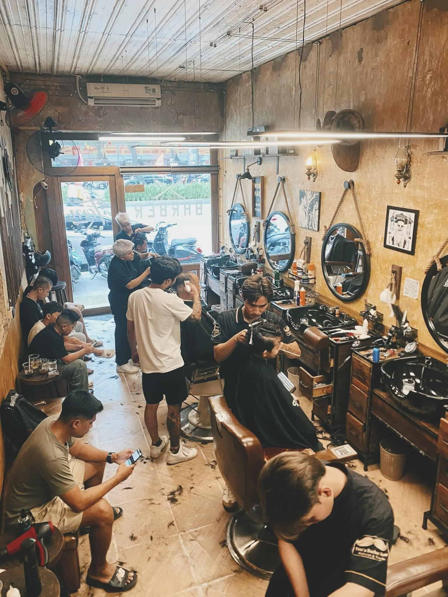 Không gian làm việc chuyên nghiệp tại Tom Barbershop