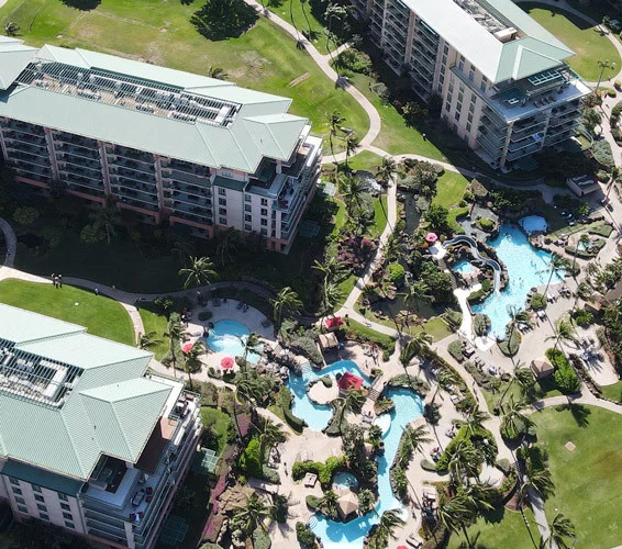 Không gian nội thất phòng khách rộng rãi và tiện nghi tại Honua Kai