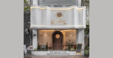 Không gian sang trọng, hiện đại của El Sol Beauty & Spa cơ sở Vũ Phạm Hàm, Hà Nội, nơi cung cấp liệu trình dưỡng ẩm da chuyên sâu.
