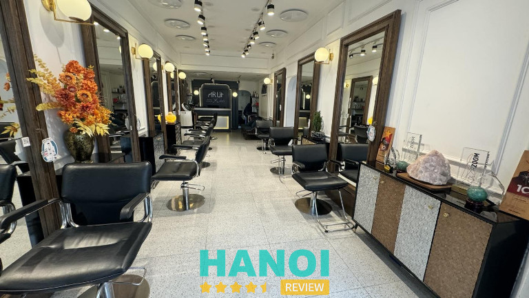 Không gian sang trọng và hiện đại của Mr.Ut Hair Salon tại 38 Xuân La, Tây Hồ, Hà Nội, nơi khách hàng trải nghiệm dịch vụ làm tóc chuyên nghiệp.