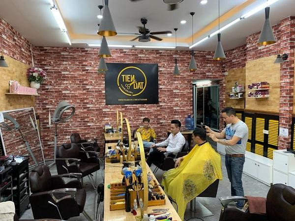 Không gian sang trọng và hiện đại tại một barbershop chuyên nghiệp ở Hà Nội