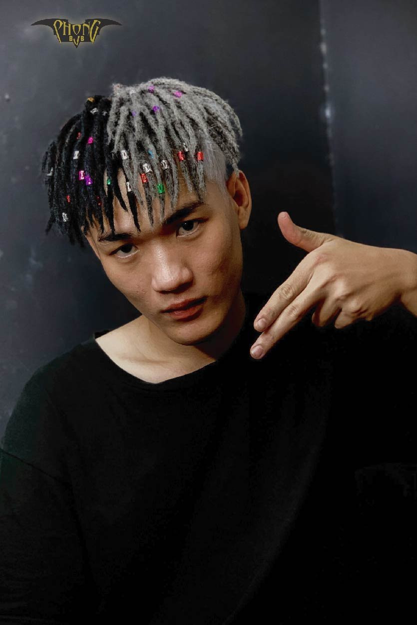 Kiểu tóc Freeform với những lọn tóc xoăn tự nhiên, thể hiện phong cách bụi bặm và chất chơi.