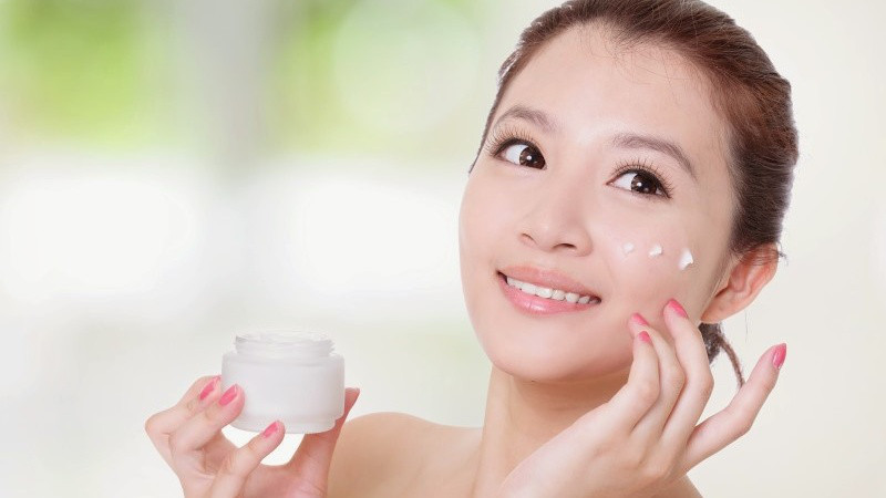 Lựa chọn sản phẩm kem trị thâm sẹo phù hợp với loại da nhạy cảm sau nặn mụn.