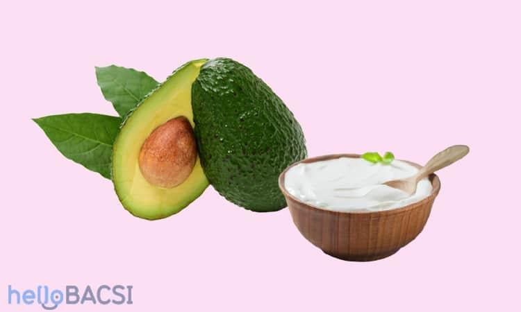 Mặt nạ dưỡng ẩm từ bơ tươi nghiền nhuyễn và sữa chua không đường, kết hợp lý tưởng cho da khô