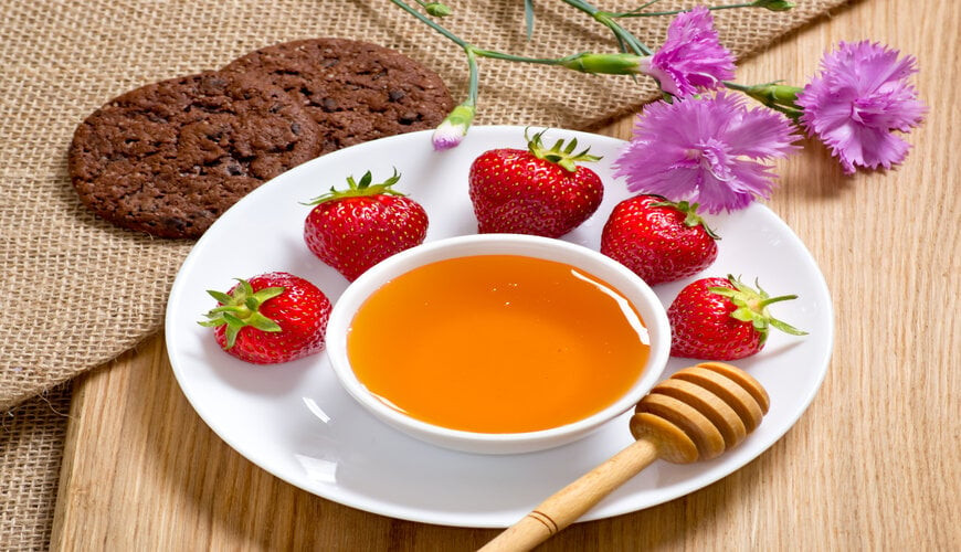 Mật ong và dâu tây - công thức mặt nạ làm dịu da nhạy cảm