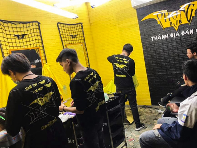 Mặt tiền một tiệm tóc sáng sủa, dễ nhận biết, tương tự như Tiệm tóc Thanh Xuân 139 Xuân Thủy