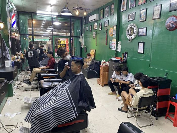 Một barber đang tỉ mỉ cắt tóc cho khách hàng tại Hớt tóc nam Thiện