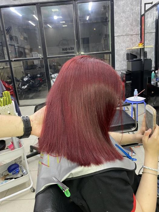 Một góc không gian làm tóc tại Hair Salon Huỳnh Huy, thể hiện sự sạch sẽ, chuyên nghiệp với ghế cắt và gương lớn.