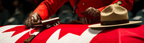 Một sĩ quan cảnh sát Hoàng gia Canada và linh cữu, gợi nhớ về sự bảo vệ và chăm sóc cần mẫn, như cách Lavender Spa Burlington chăm sóc khách hàng