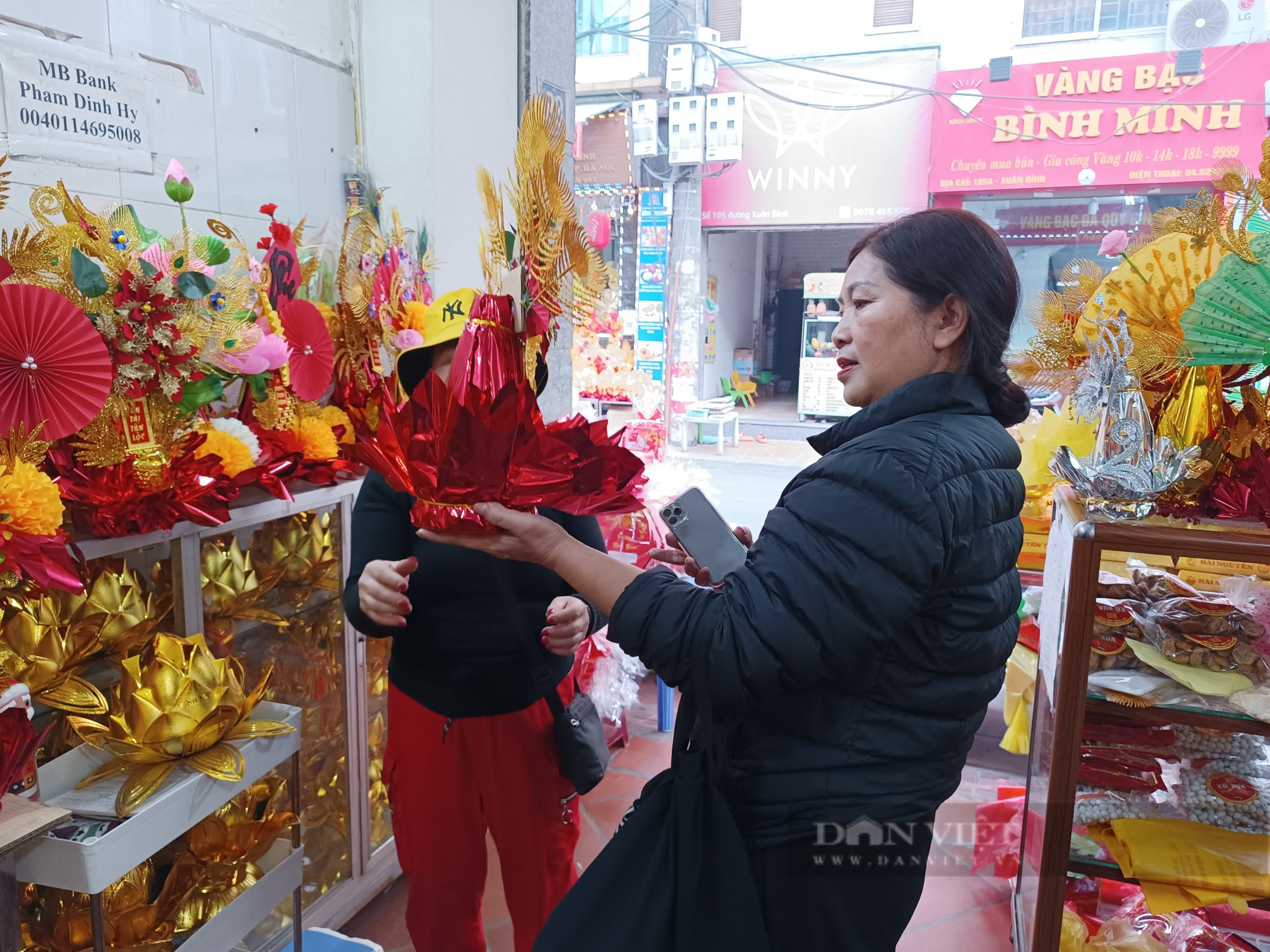 Người dân chọn mua tháp bánh khảo truyền thống để đặt bàn thờ vào các dịp lễ, Tết, cho thấy sự duy trì nét văn hóa tại Xuân Đỉnh.