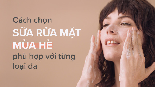Người phụ nữ đang nhẹ nhàng rửa mặt bằng sữa rửa mặt mùa hè để làm sạch sâu, duy trì làn da tươi mát