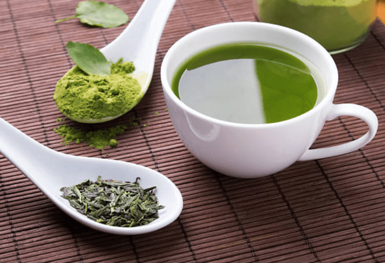 Người phụ nữ trẻ thoa mặt nạ tự nhiên, biểu tượng cho lợi ích dưỡng da với trà xanh