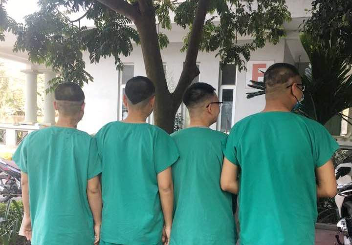Người thợ cắt tóc chuyên nghiệp đang tỉ mỉ tạo kiểu cho khách hàng tại một barbershop