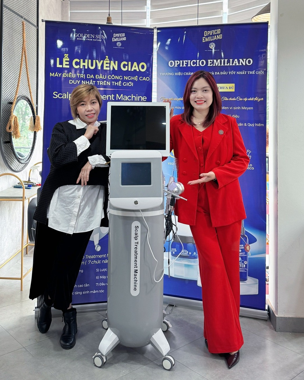 Nhà tạo mẫu tóc Mai Lan (bên trái) và đại diện GoldenSun Academy tại buổi lễ chuyển giao công nghệ máy điều trị da đầu hiện đại, khẳng định cam kết nâng cao chất lượng dịch vụ tại Tiệm Tóc Mai Lan - 247 Đ. Lạc Long Quân, Cầu Giấy.