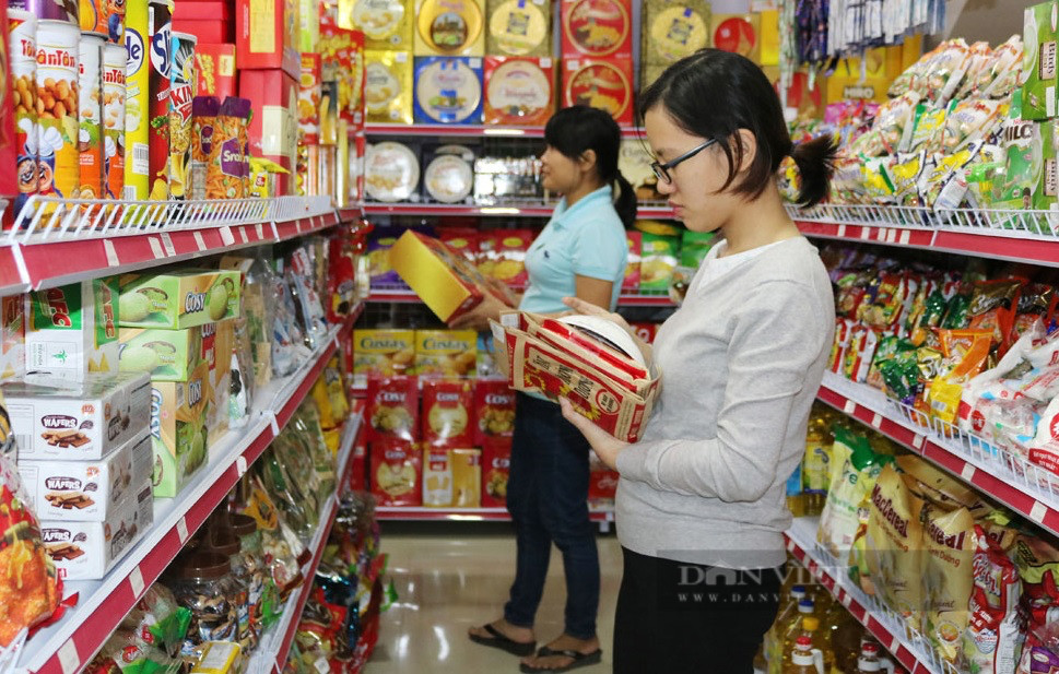 Nhiều người vẫn chọn mua bánh, kẹo, mứt Tết truyền thống, khẳng định vị thế của các sản phẩm làng nghề tại Xuân Đỉnh.