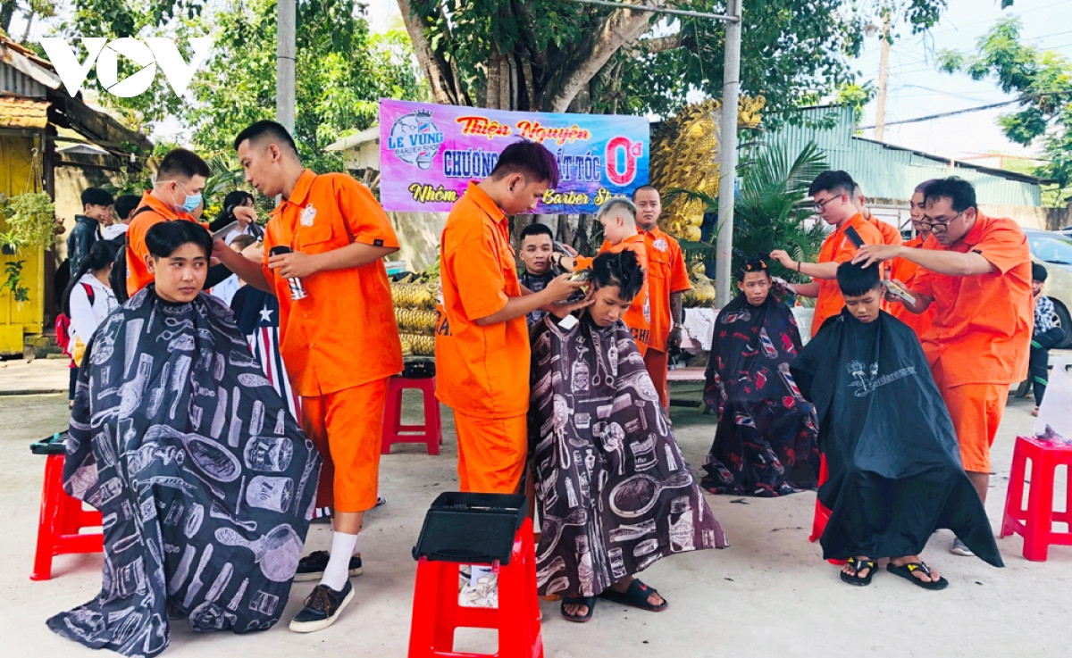 Nhóm thiện nguyện Lê Vững Barbershop đang thực hiện cắt tóc miễn phí cho người dân ở một vùng nông thôn, thể hiện sự tận tâm và lan tỏa yêu thương.
